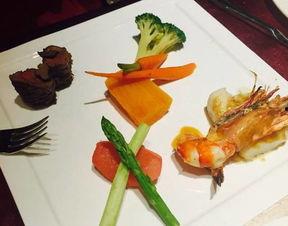 沈阳情侣吃瓜,沈阳情侣街头“吃瓜”事件引发热议