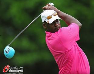 被塞高尔夫球的明星,一场另类球技的狂欢